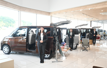 ダイハツ三田店でスライドドア車を相談する女性